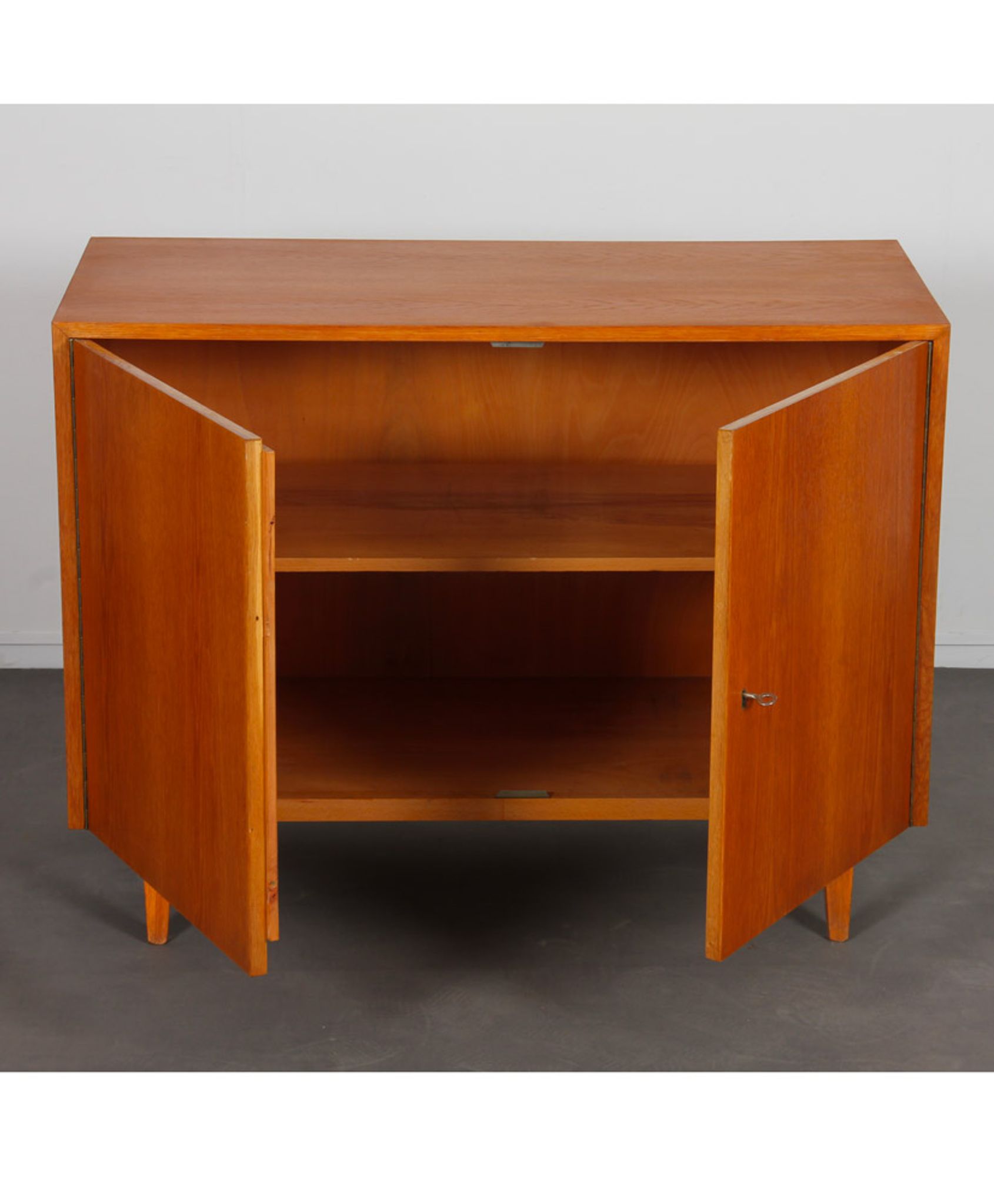 Czech vintage dresser edited by Drevozpracujici podnik, 1960