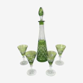 Ensemble d'une carafe et quatre verres en cristal taillé vert