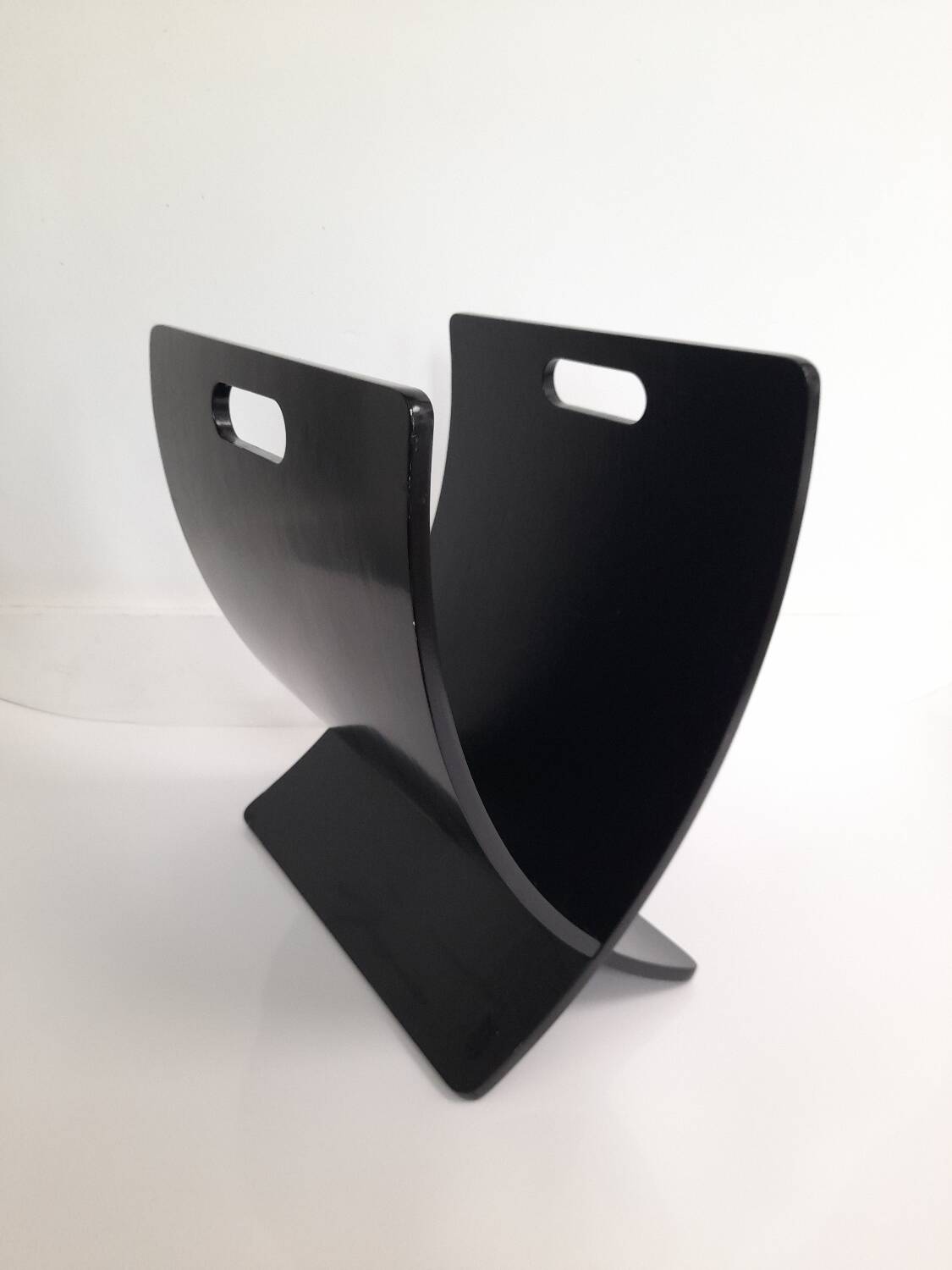 Black lacquered wood magazine rack