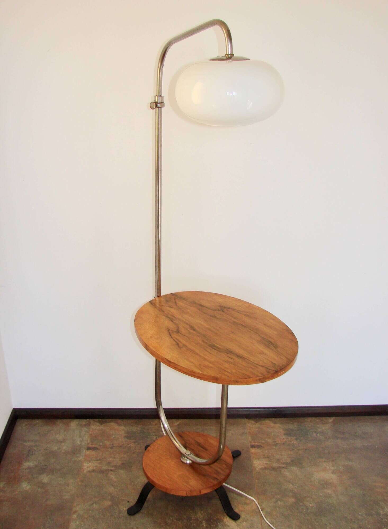 Une lampe sur pied avec une table d'appoint, années 1940.