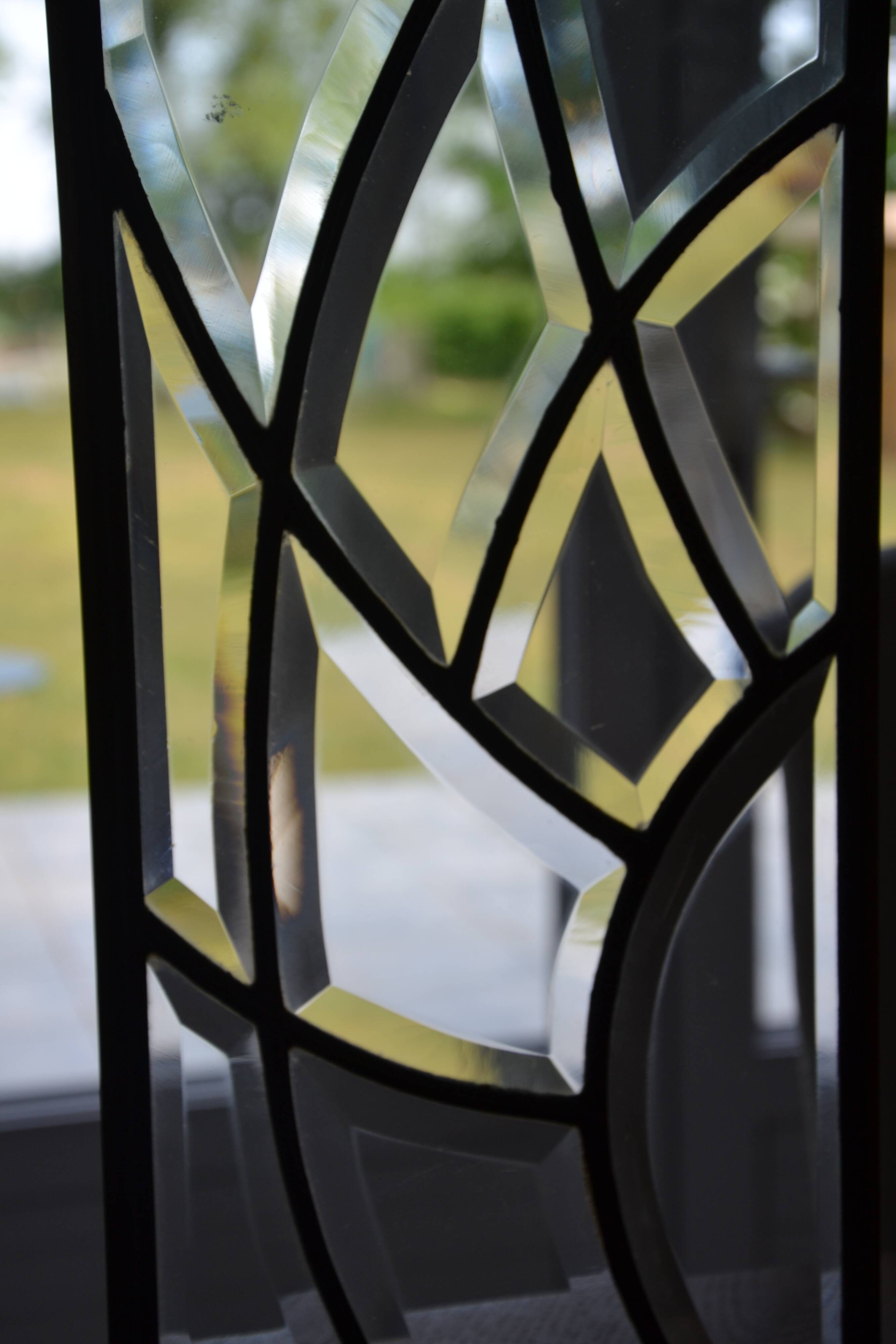 Deux vitraux en verre biseauté et laiton