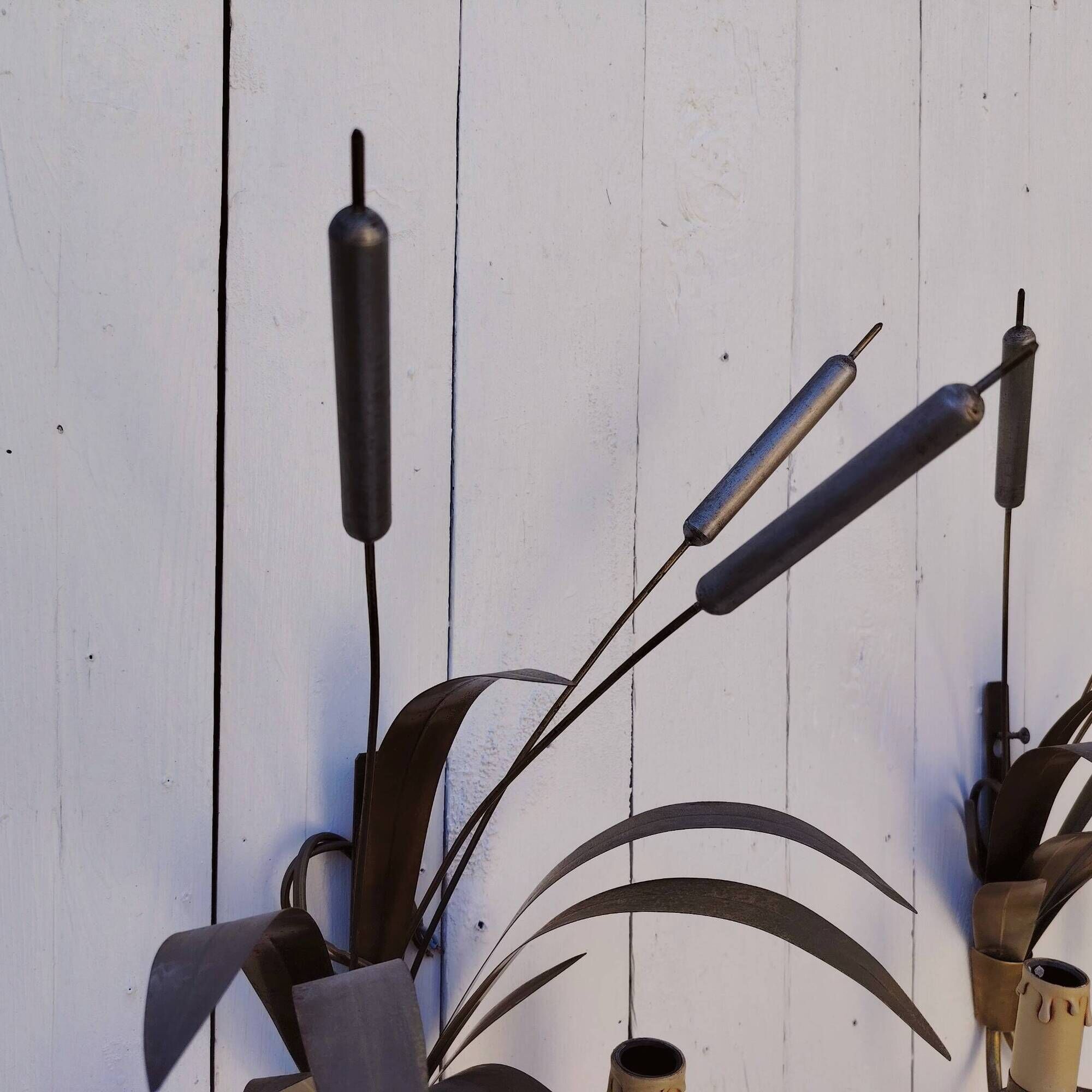 Brass wall lights with a bouquet of reeds by FlorArt.