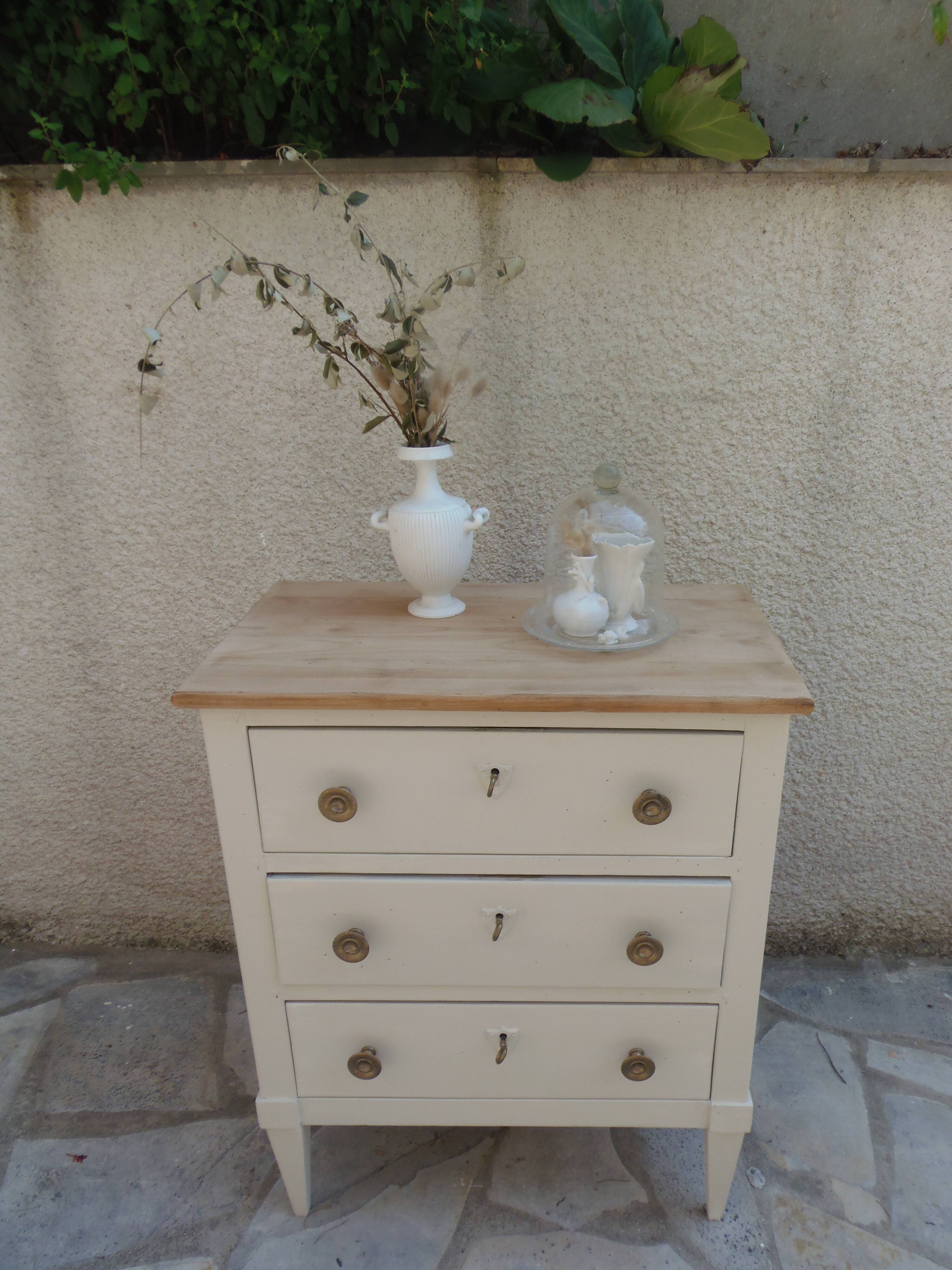 Petite commode classique sublimée en beige, plateau bois.
