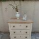 Petite commode classique sublimée en beige, plateau bois.