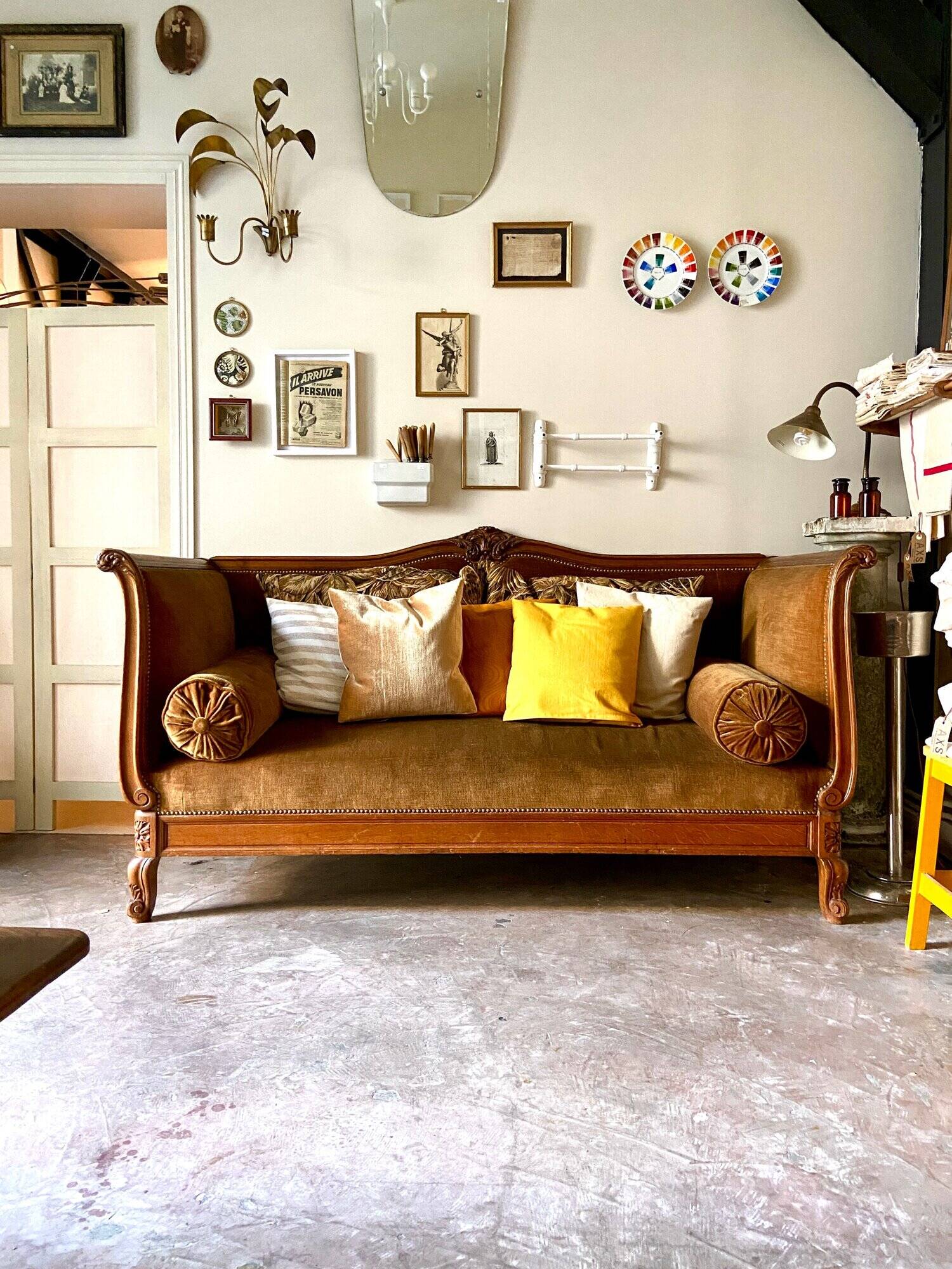 Bench, roller daybed in chiseled wood and ocher velvet, mid-19th century
