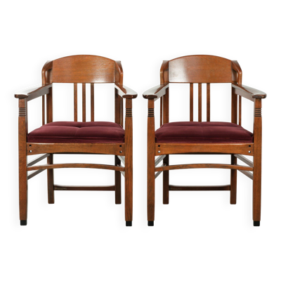 Ensemble de deux chaises de salle à manger au design Art Nouveau avec un revêtement en tissu rouge.