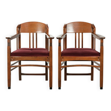 Ensemble de deux chaises de salle à manger au design Art Nouveau avec un revêtement en tissu rouge.