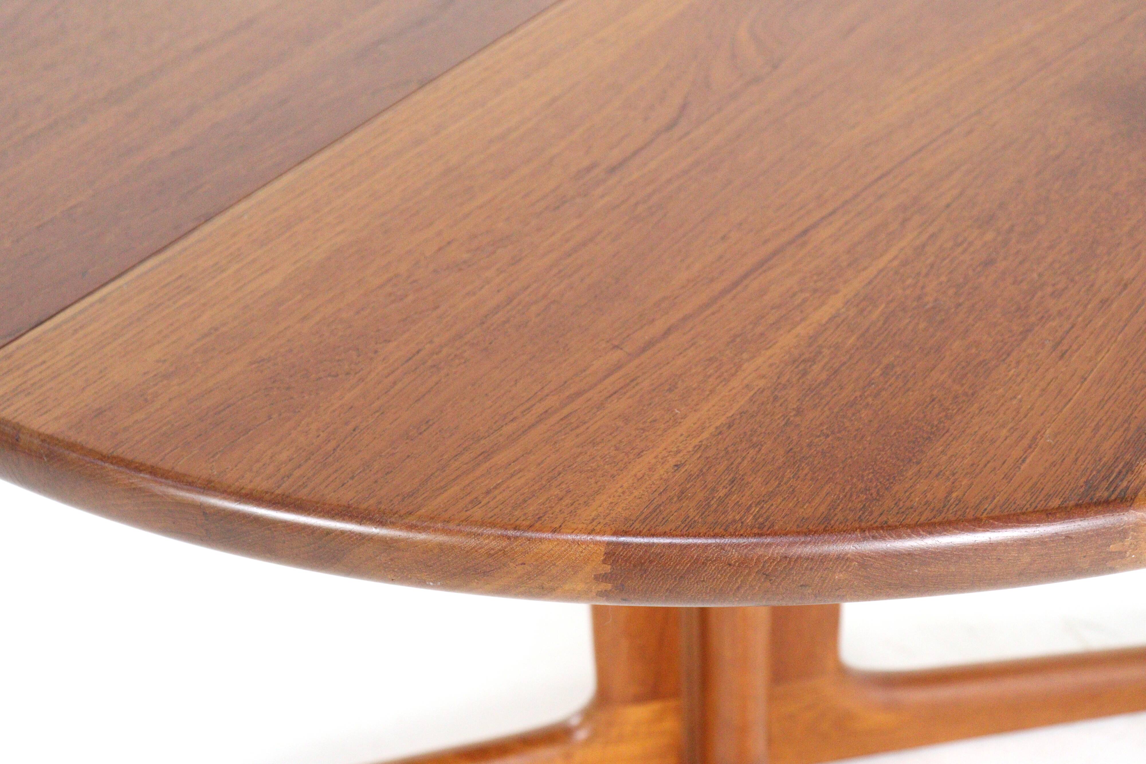 Round 2x extendable Danish Design teak dining table 'Krageris'