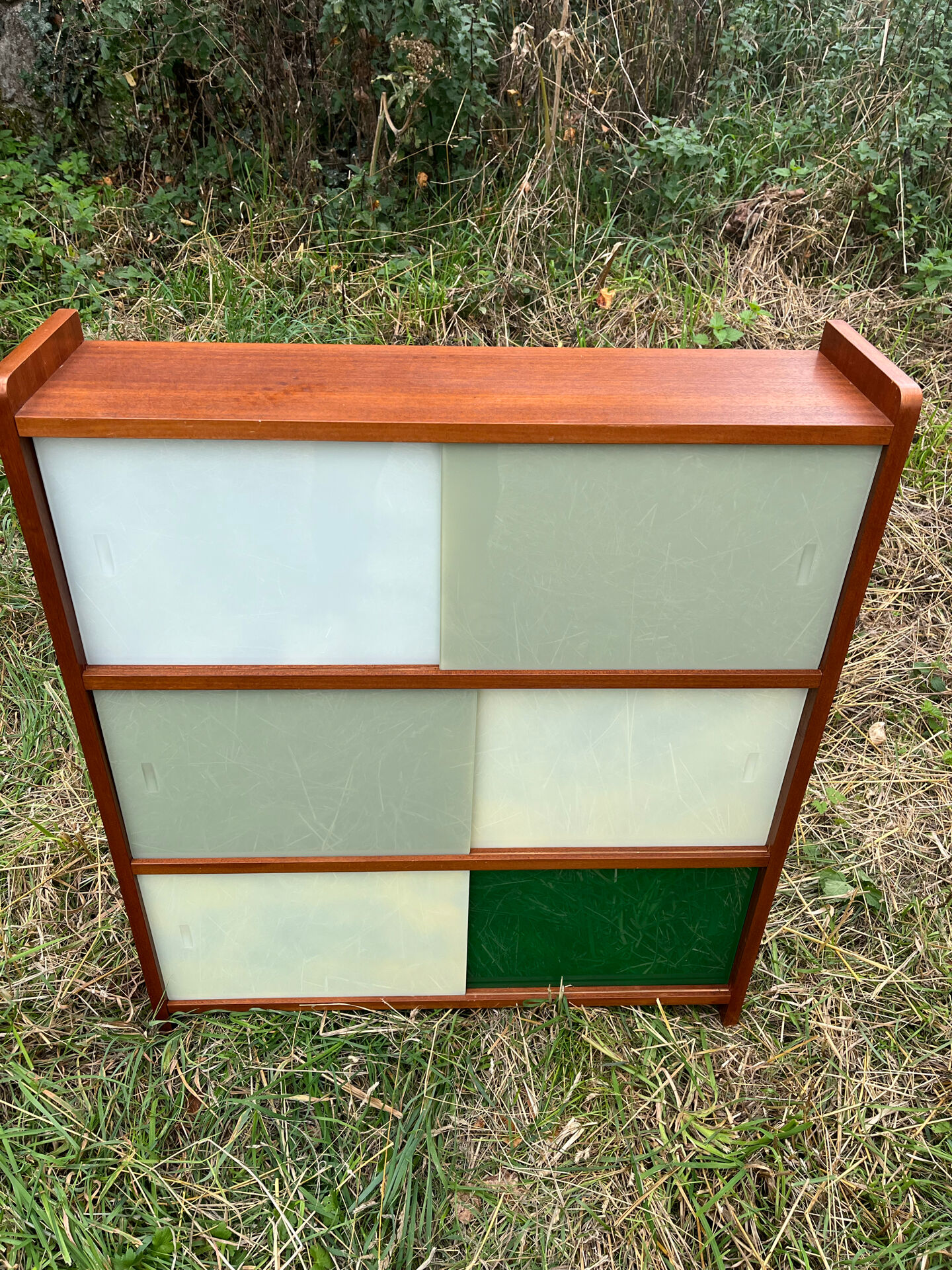 Vintage 1960s display shelf with sliding glass doors.