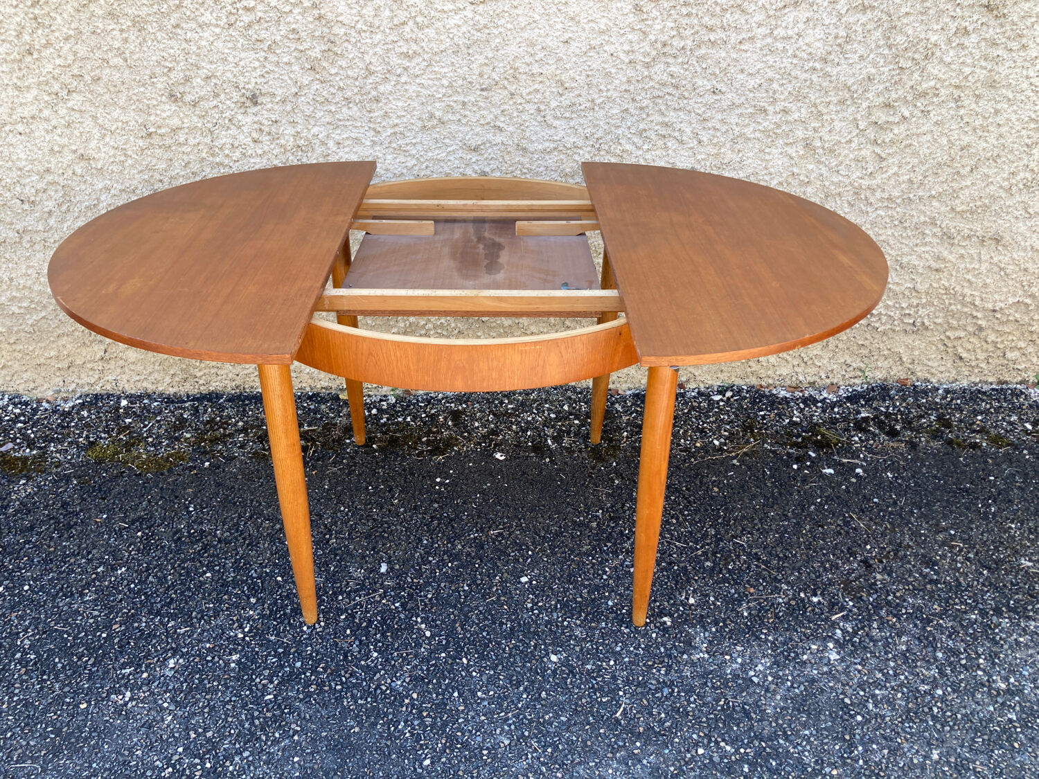 Scandinavian extendable round table