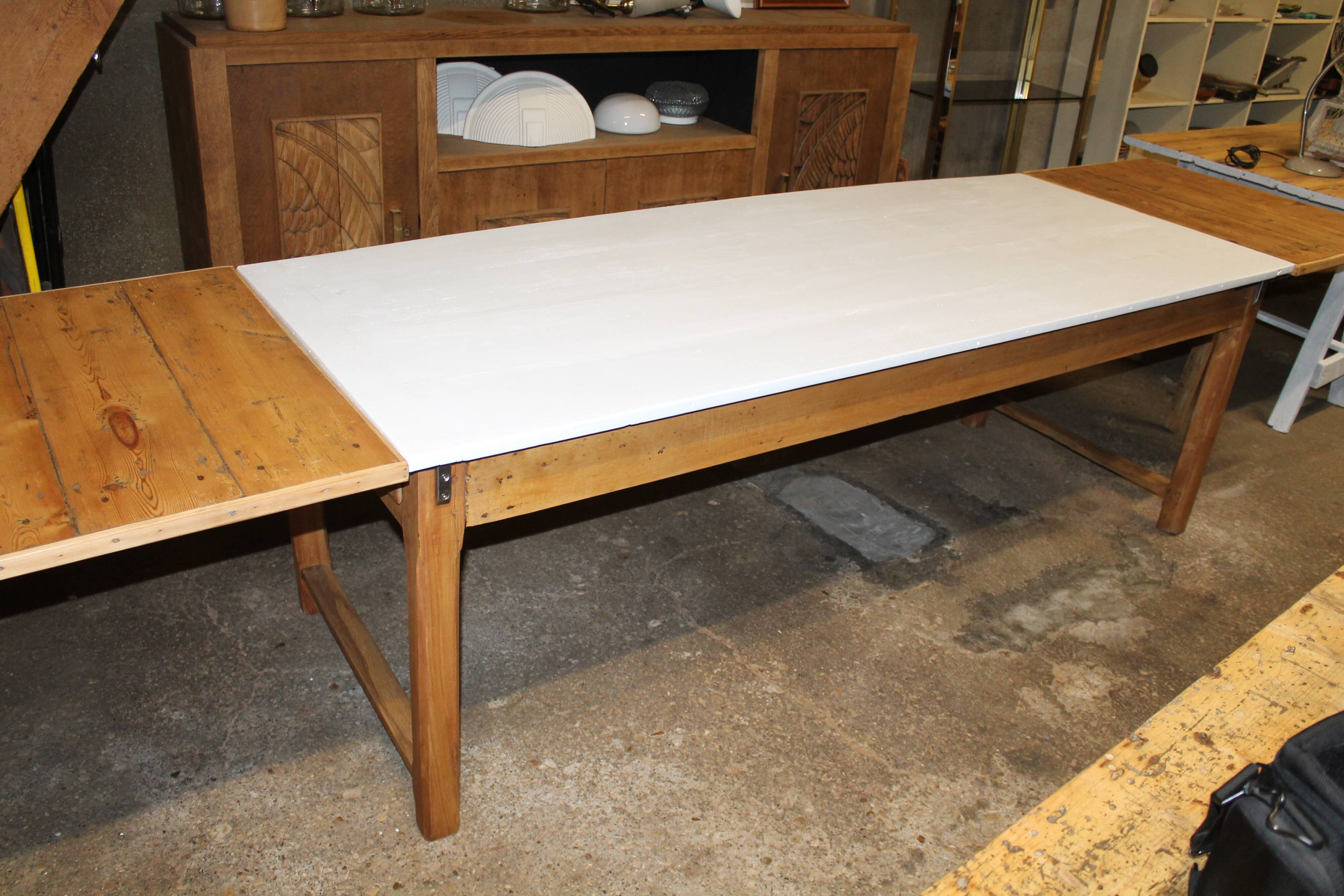 Extendable farm table