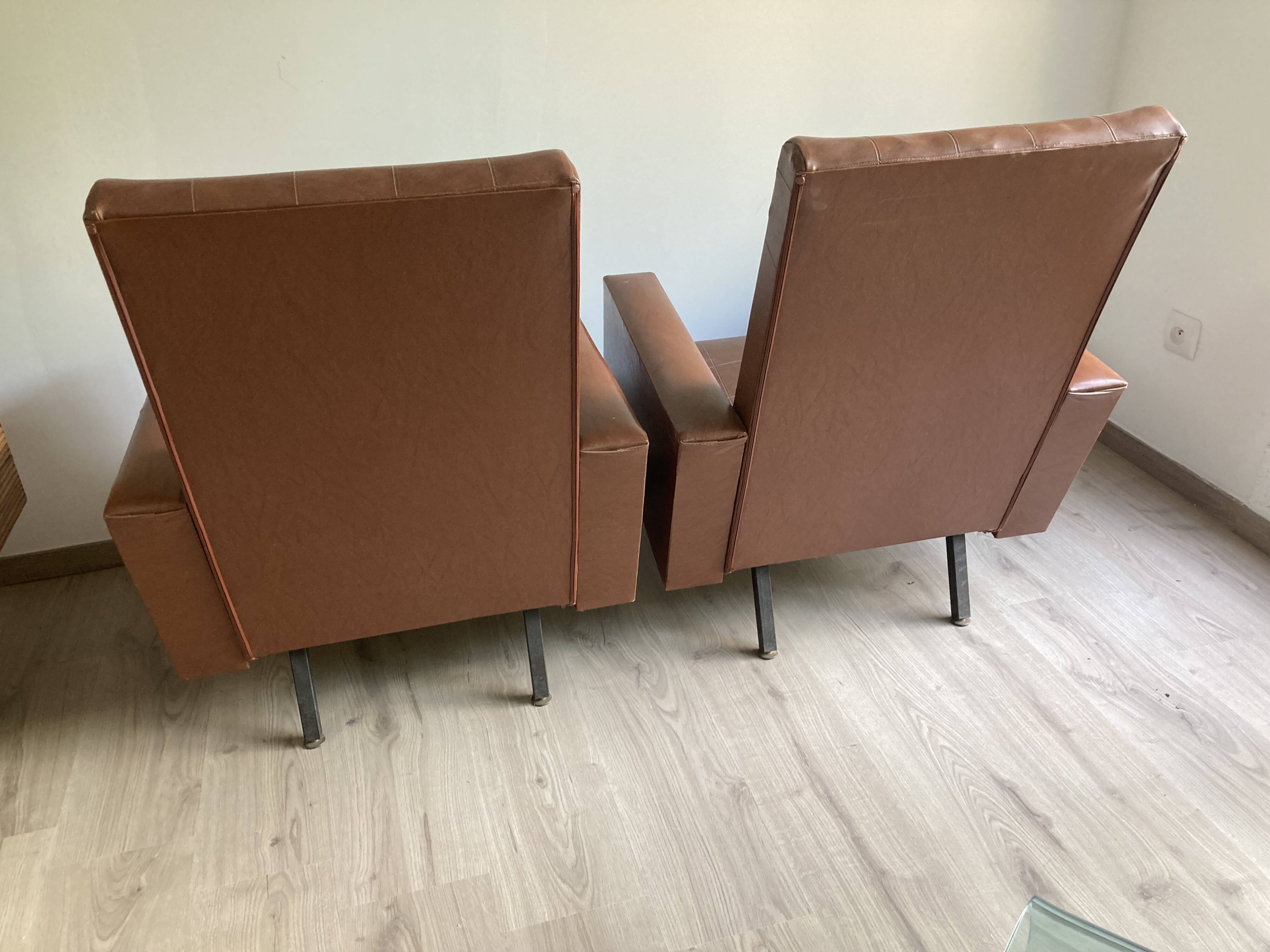 Paire de fauteuils en skai marron vintage annees 50