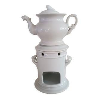 Solitary teapot