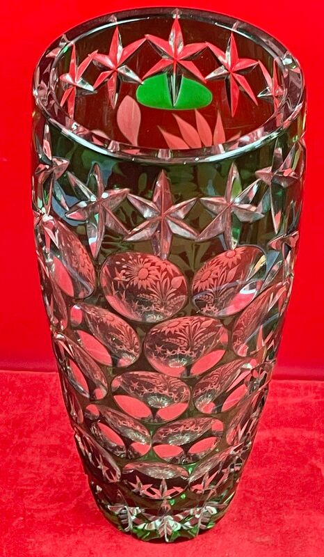 Carved crystal vase of green color - Work of Bruno LEHRER H : 25 cm