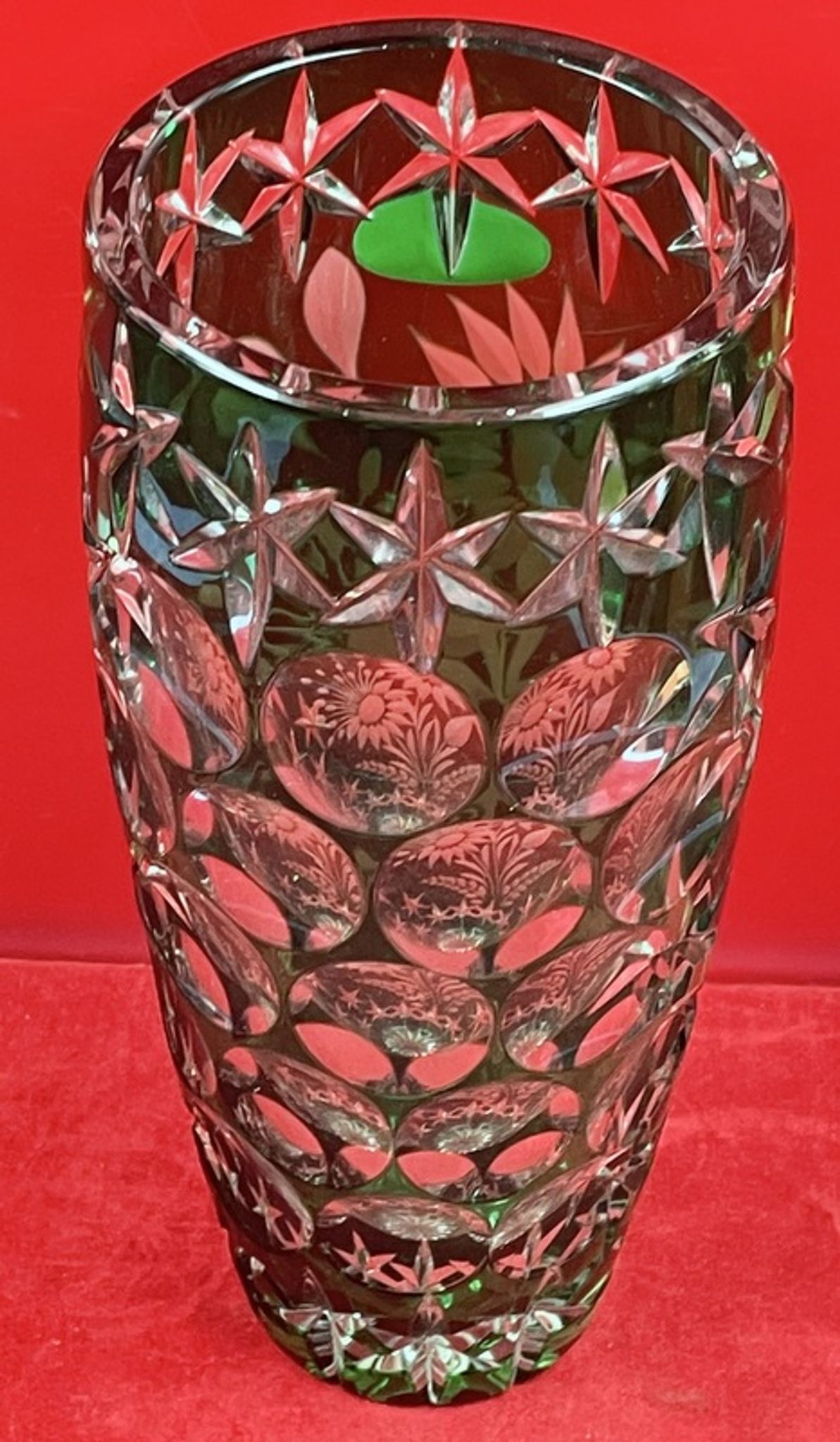 Carved crystal vase of green color - Work of Bruno LEHRER H : 25 cm