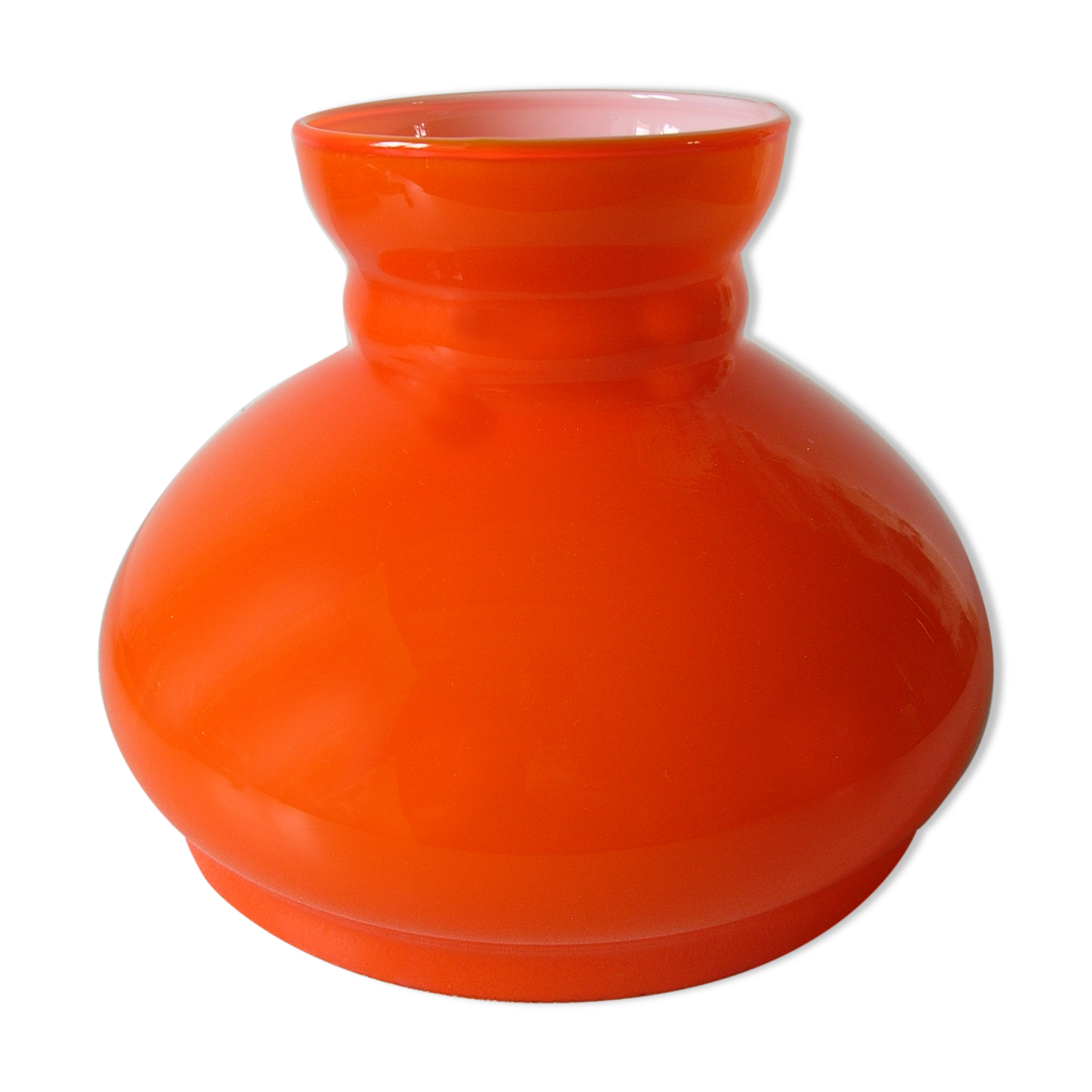 Former 1970s lampshade in orange and white retro décor