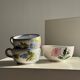 Grande tasse en faïence à liseré rose et motif de fleurs rose H7 D15