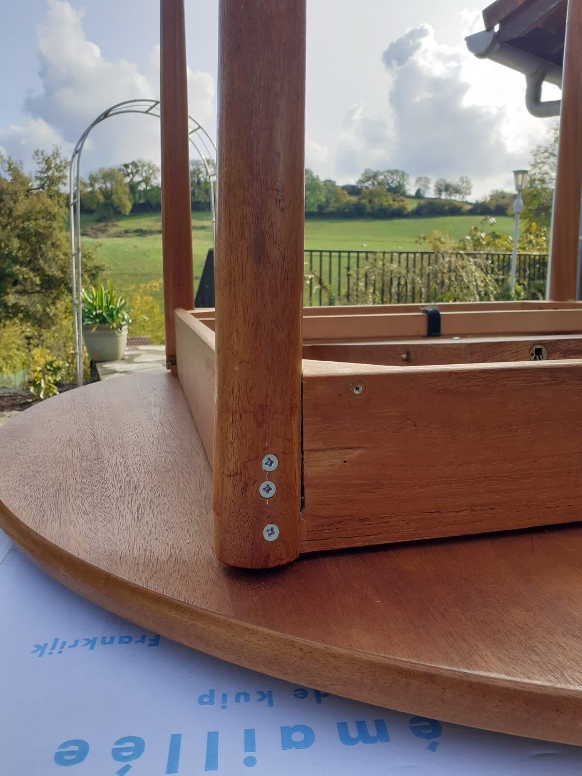 Roundtable with extension cords and chairs from the 1960s