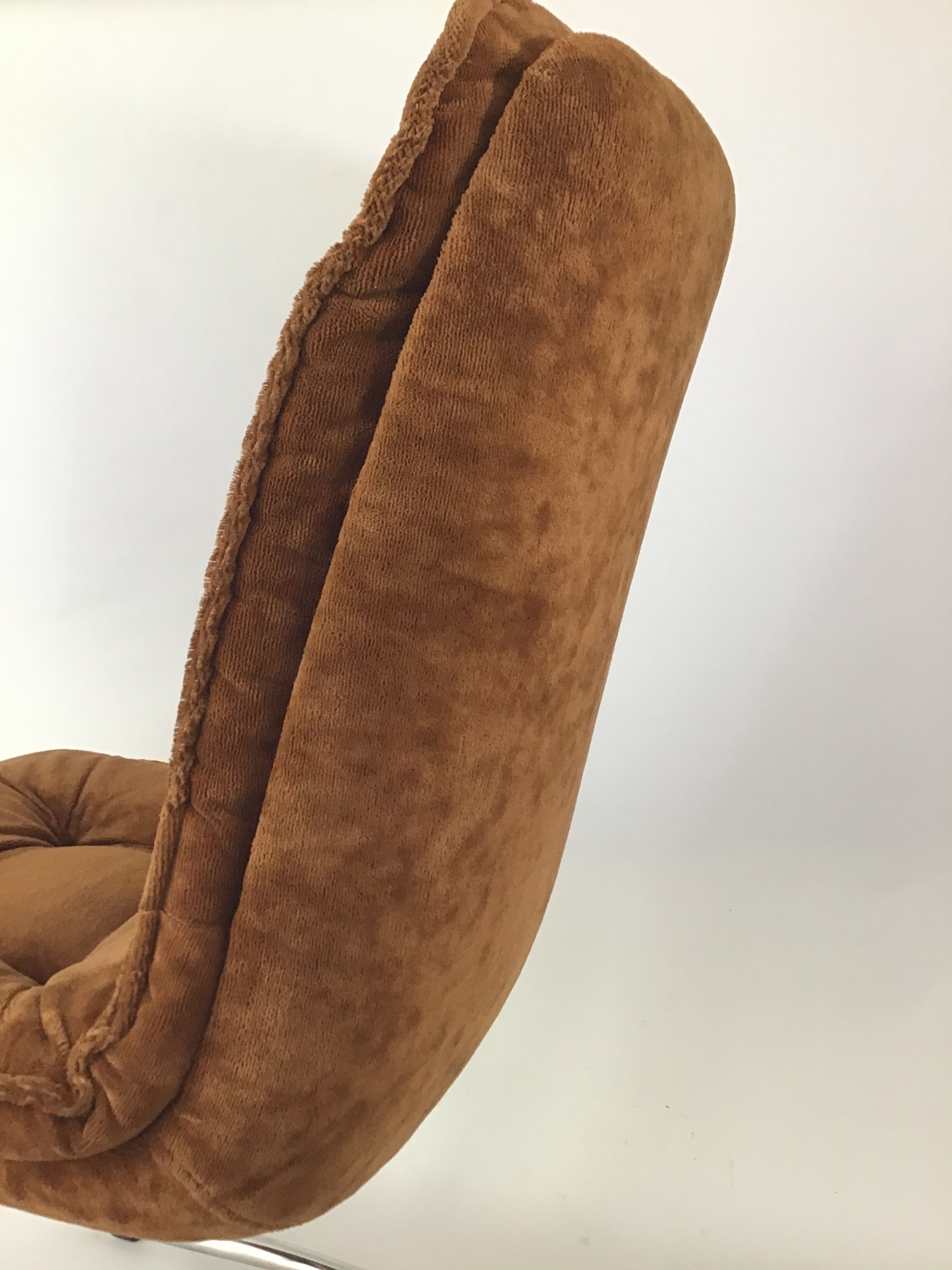 4 velvet-hulled chairs