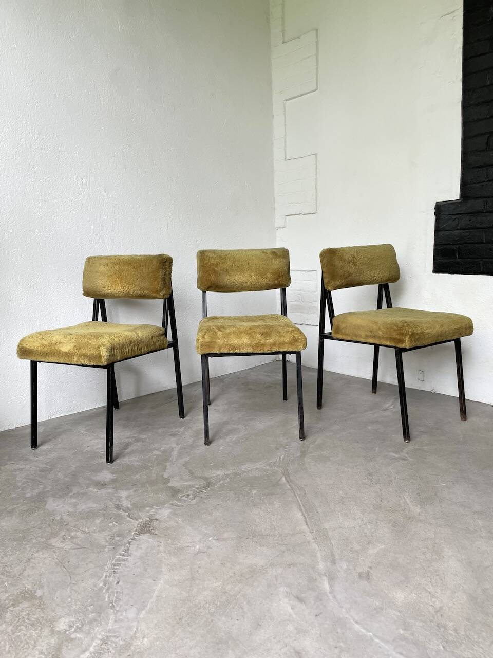 Set de trois chaises années 50