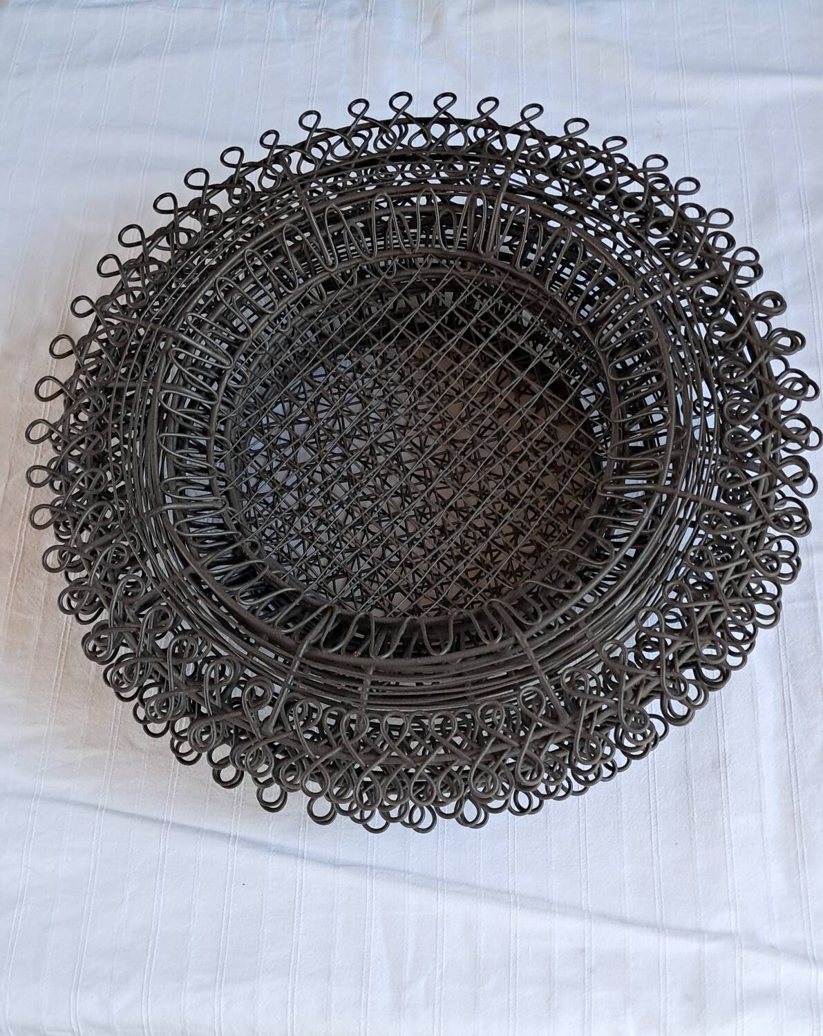 6 black metal serving plates