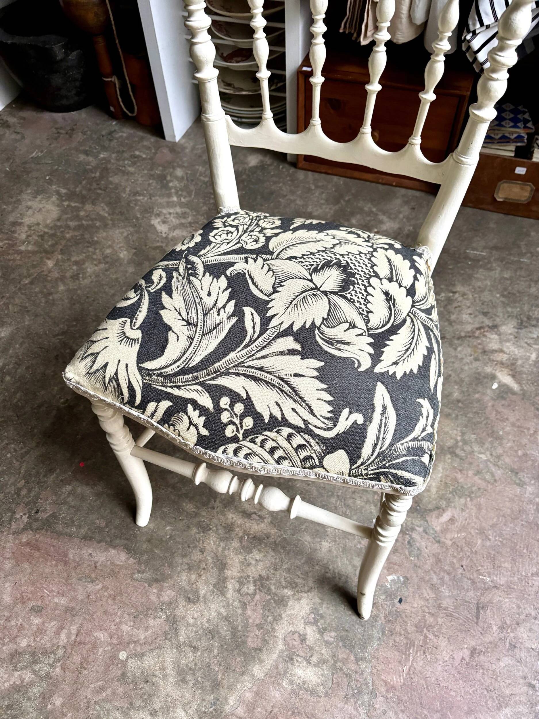 Chaise Napoléon III en bois blanc et coton "Grands Pavots" Antoinette Poisson