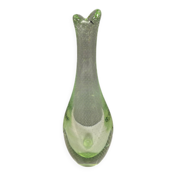 Vase « Bec » en verre uranium vert.