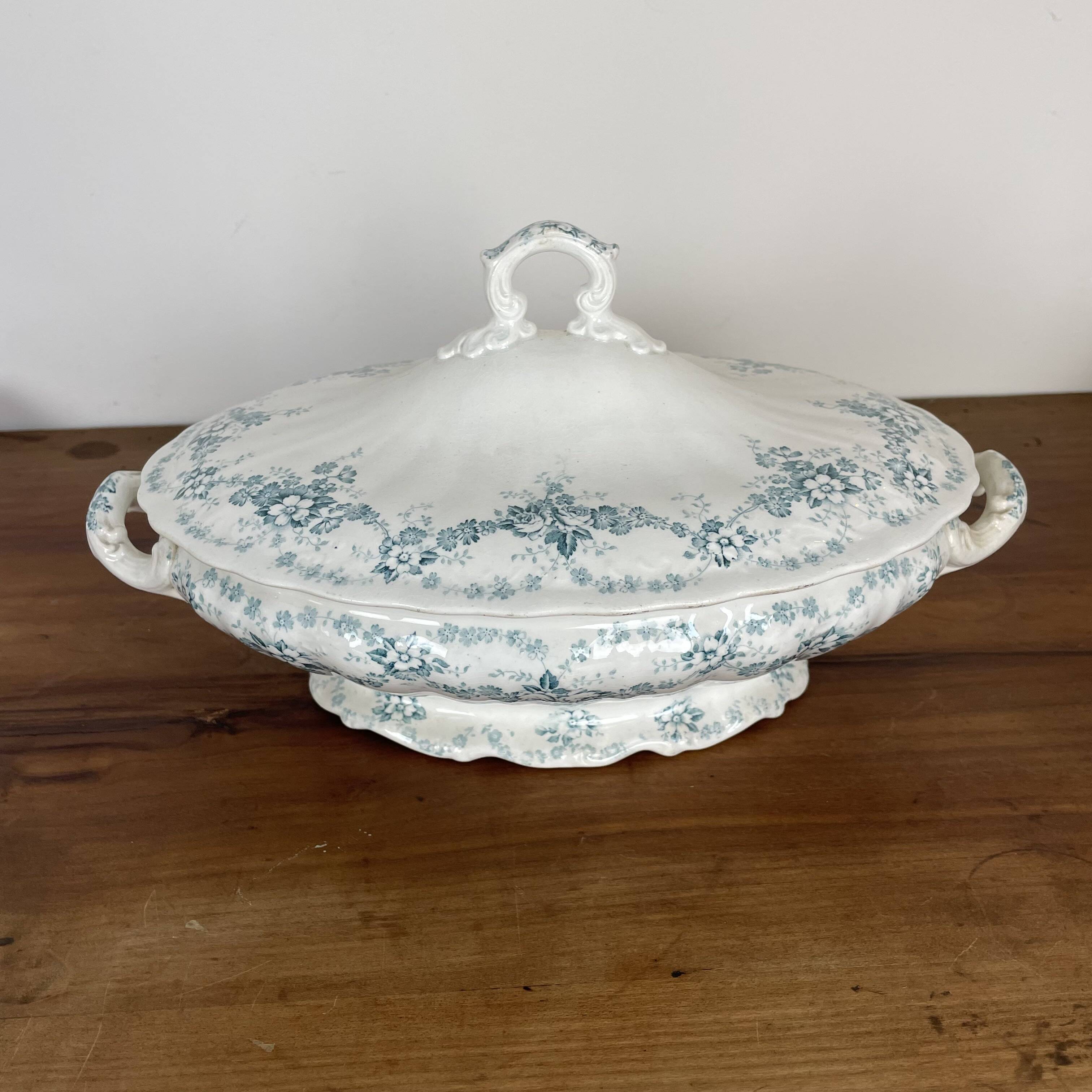 Covered dish, vegetable dish in Maastricht earthenware, Clara model
