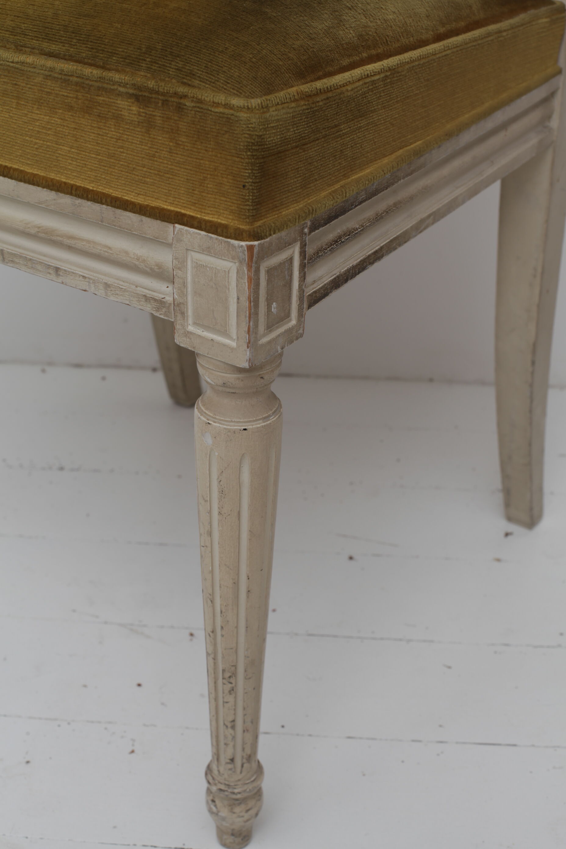 Wooden chair and solid velvet