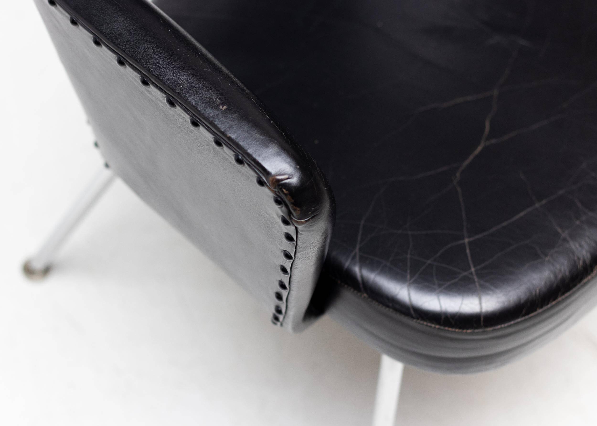 Set of 4 Saarinen executive chairs for Knoll in original black leather.