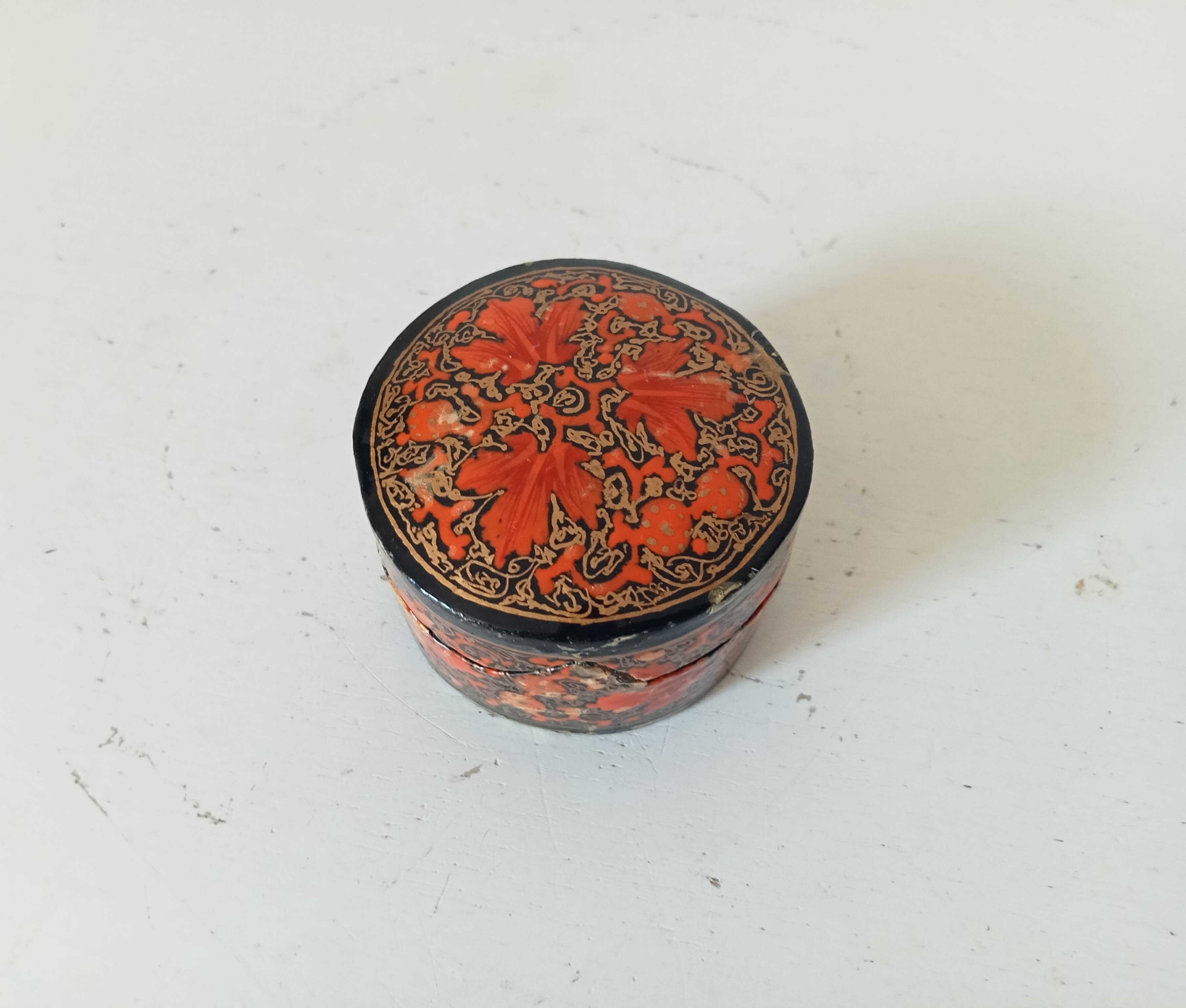 Small antique Kashmiri bonbonnière/pillbox in papier-mâché.