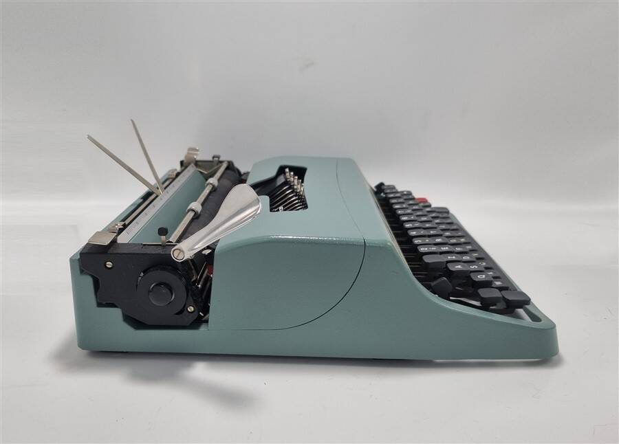 Olivetti Lettera 32 typewriter