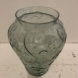Vase en verre sculpté