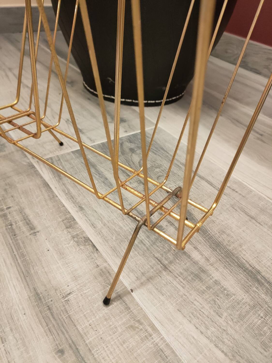 Vintage magazine rack in gold metal