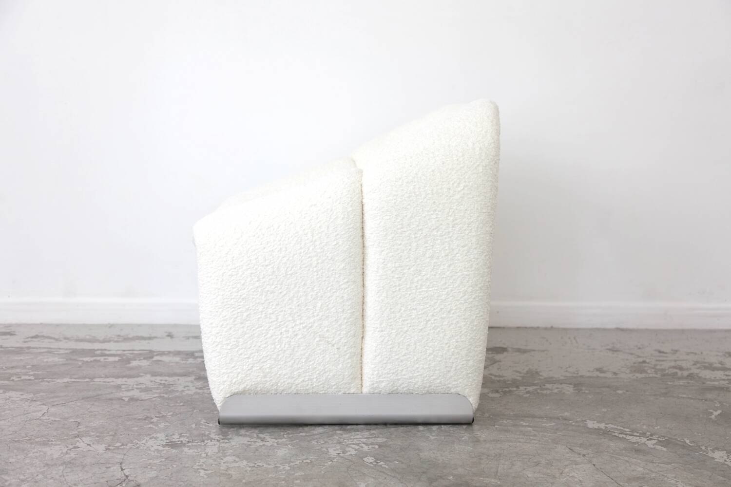 Fauteuil Groovy boucle blanc cassé par Pierre Paulin