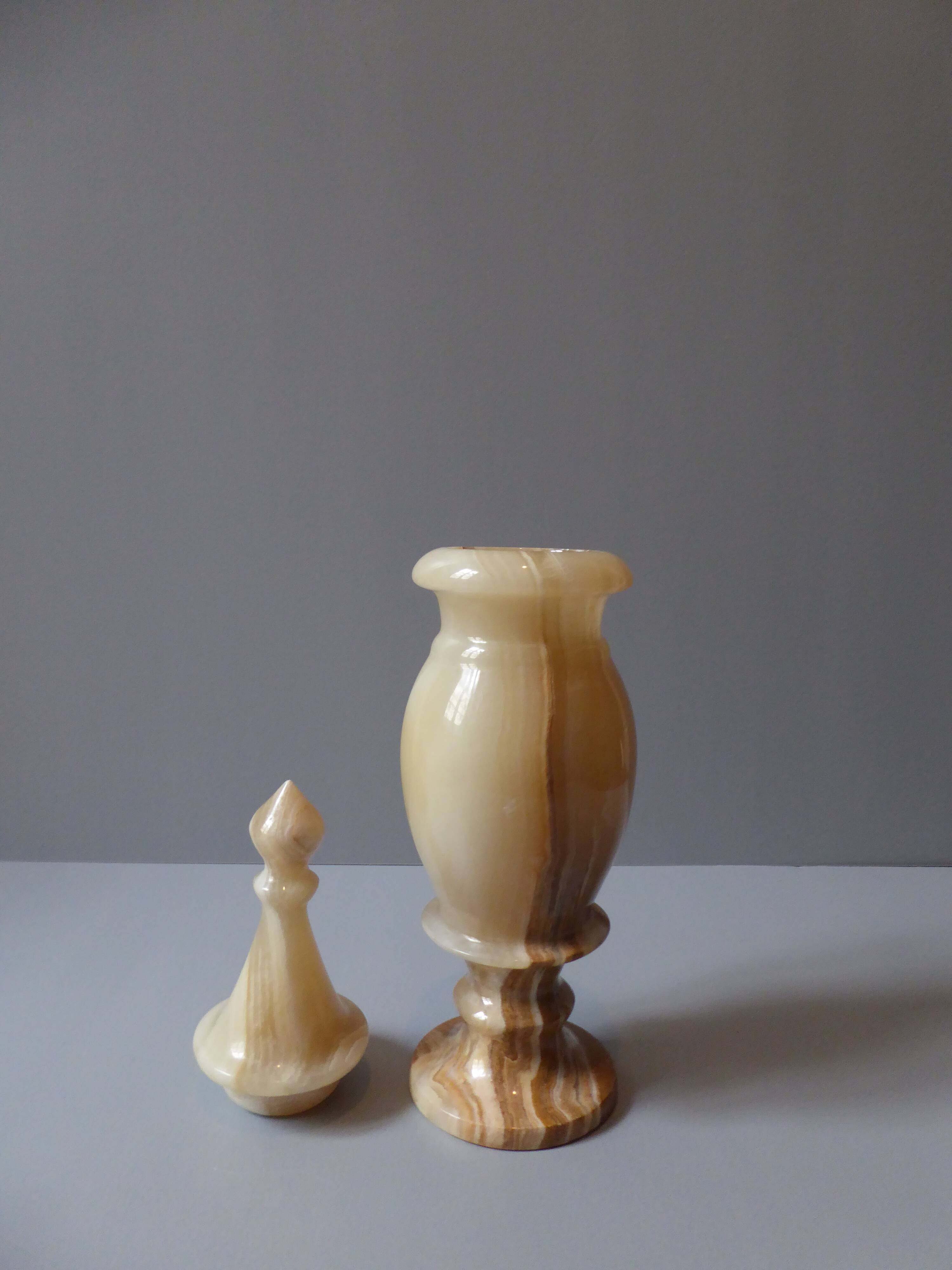 Vase in onyx with its lid