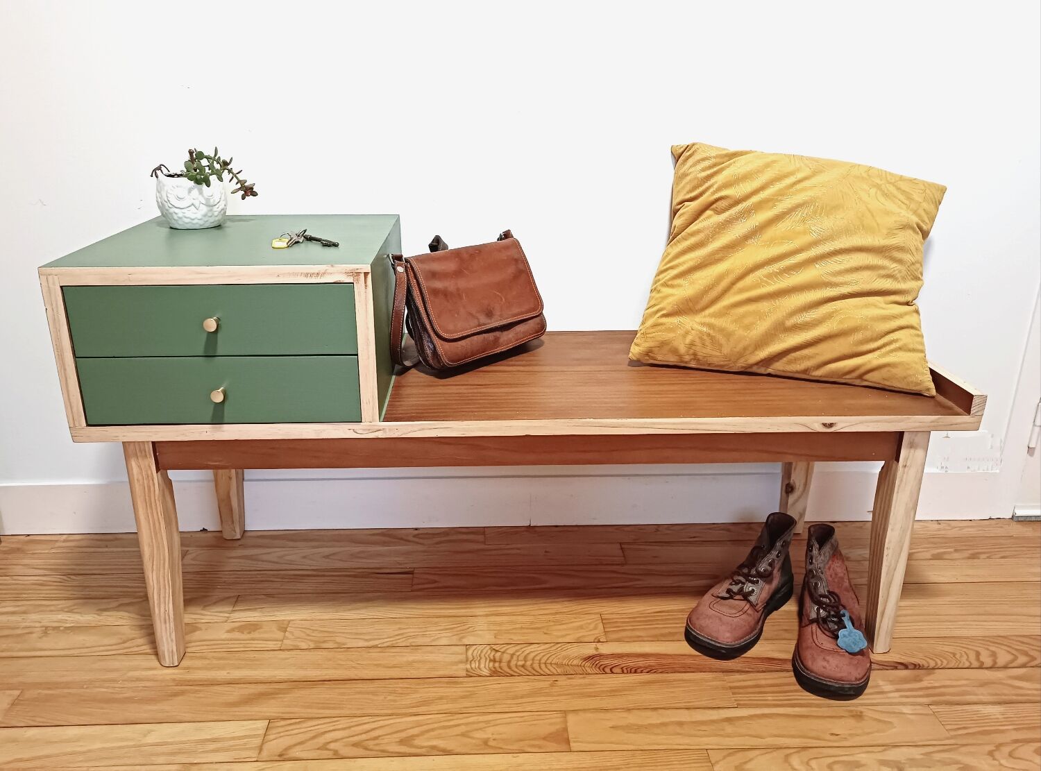 Entrance bench