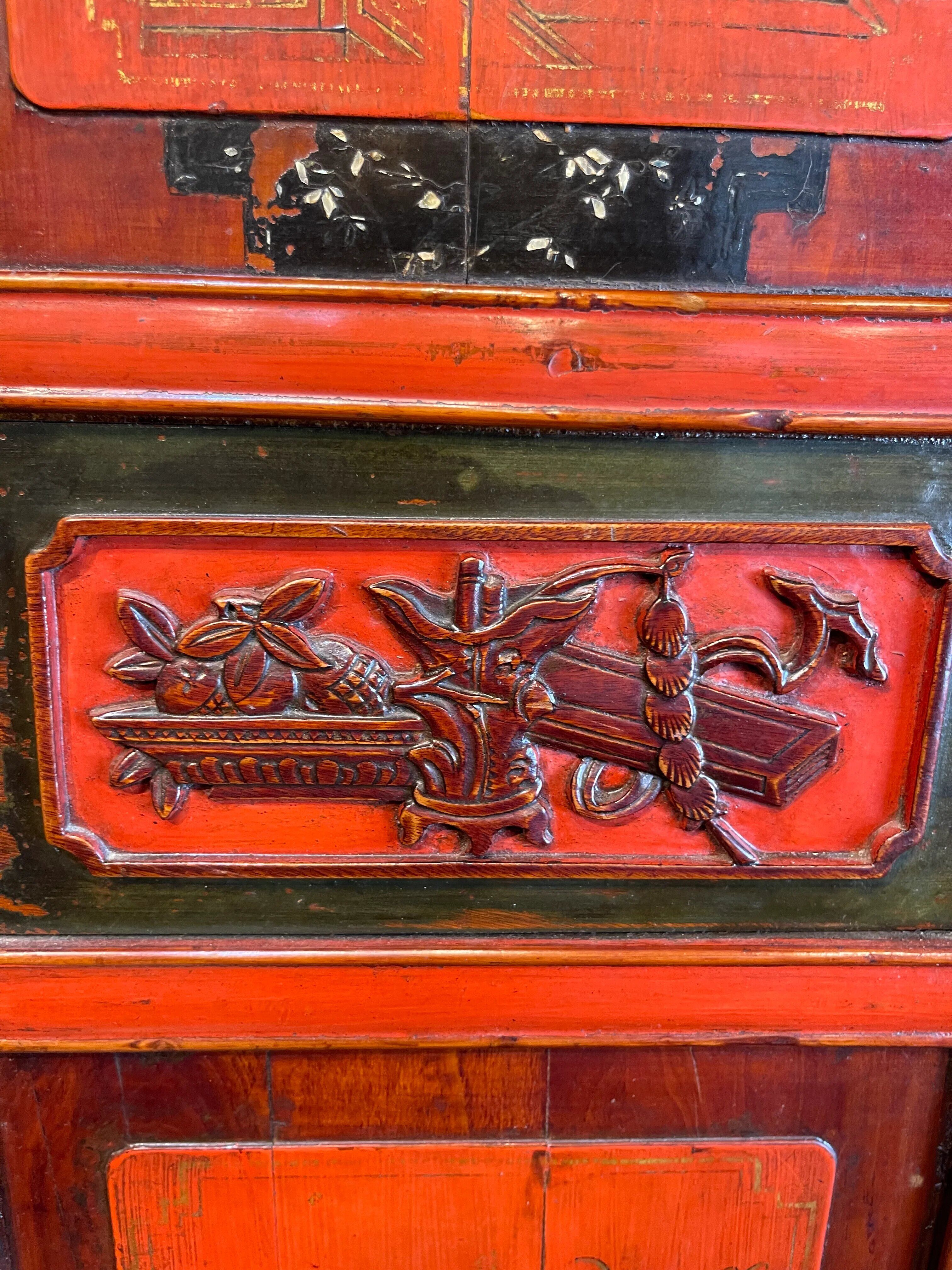 Armoire chinoise présentant des scènes de vie polychromes