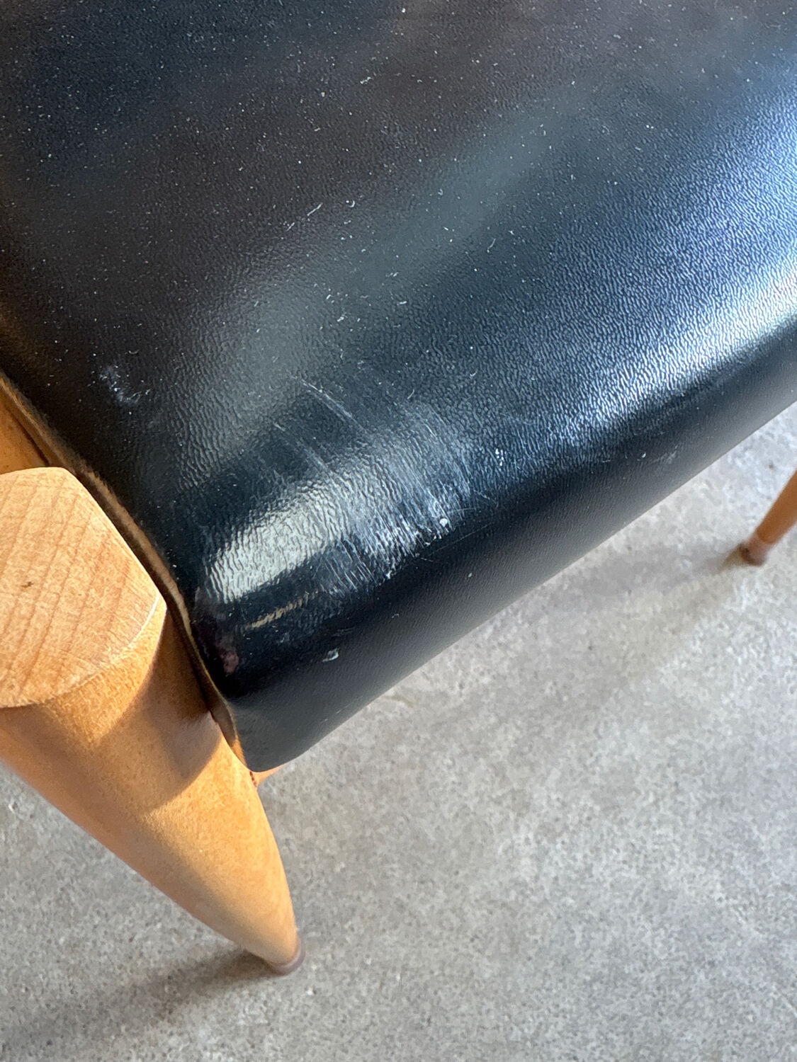 Set of 4 Scandinavian chairs in light wood and black faux leather – vintage