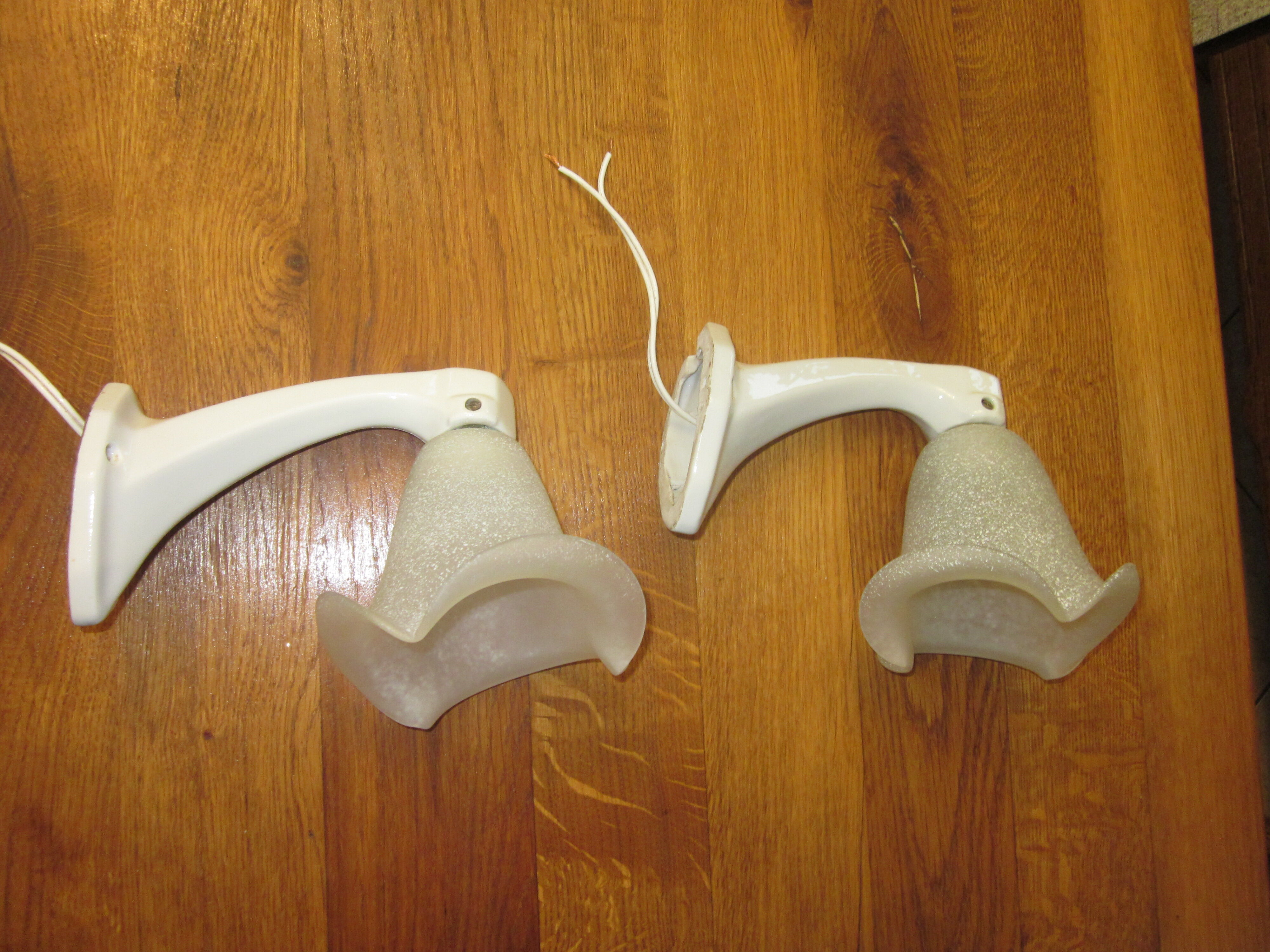 Paire d'appliques anciennes de salle de bain