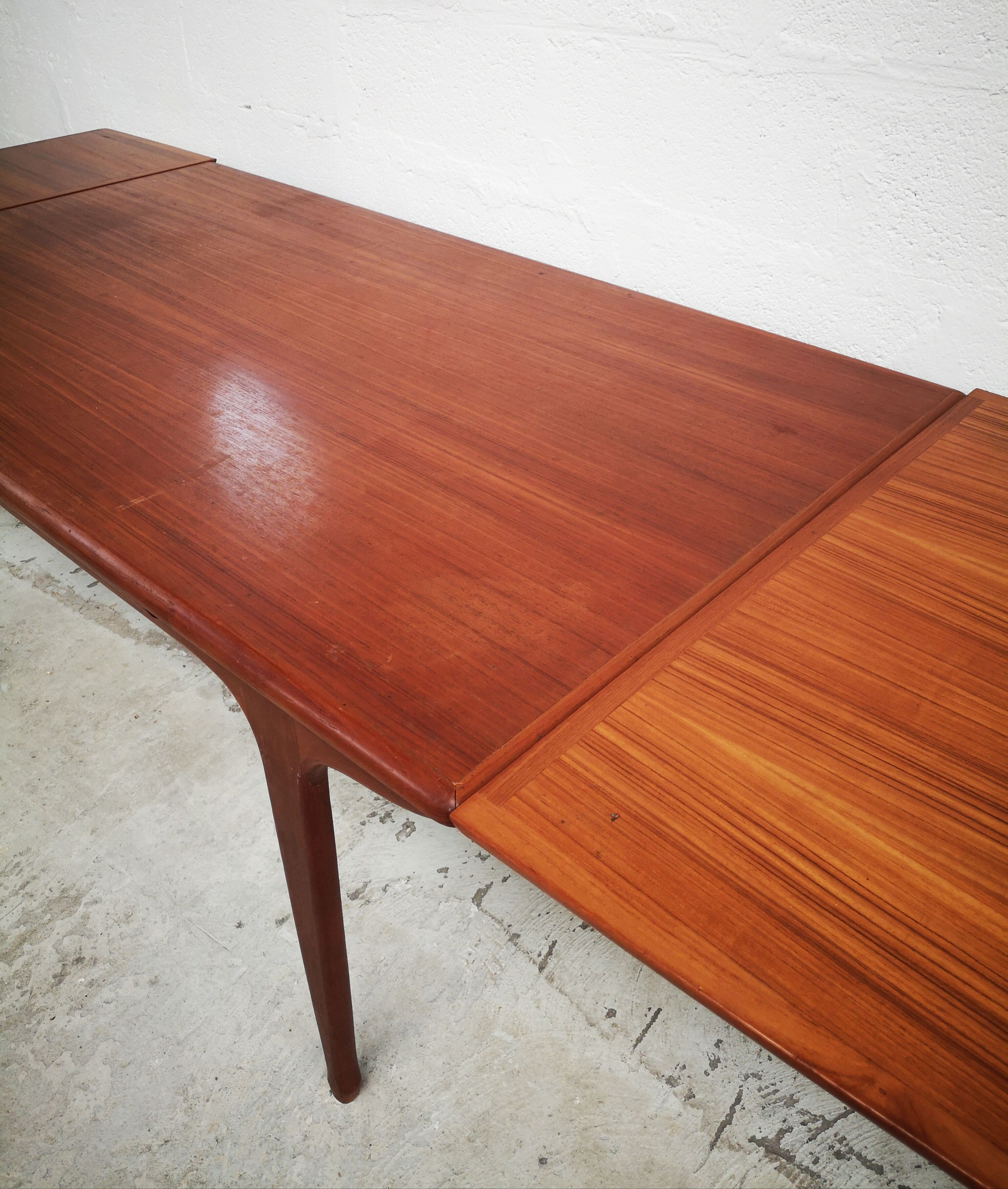 Table à manger extensible par Meubles TV / Tricoire & Vecchione