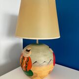Lampe de table cermique representant des femme a chapeau dans le sable