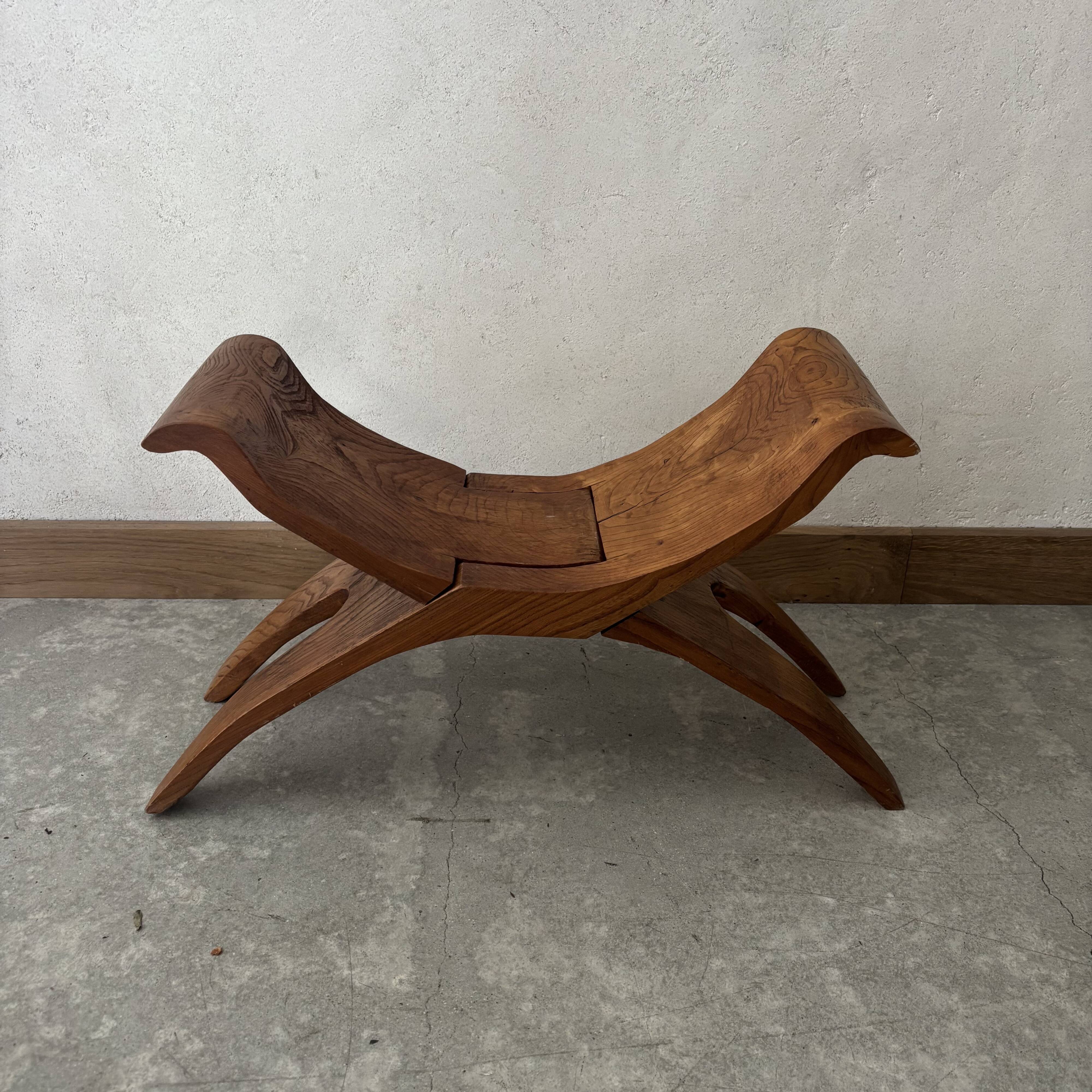 Tabouret en bois sculpté