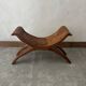 Tabouret en bois sculpté