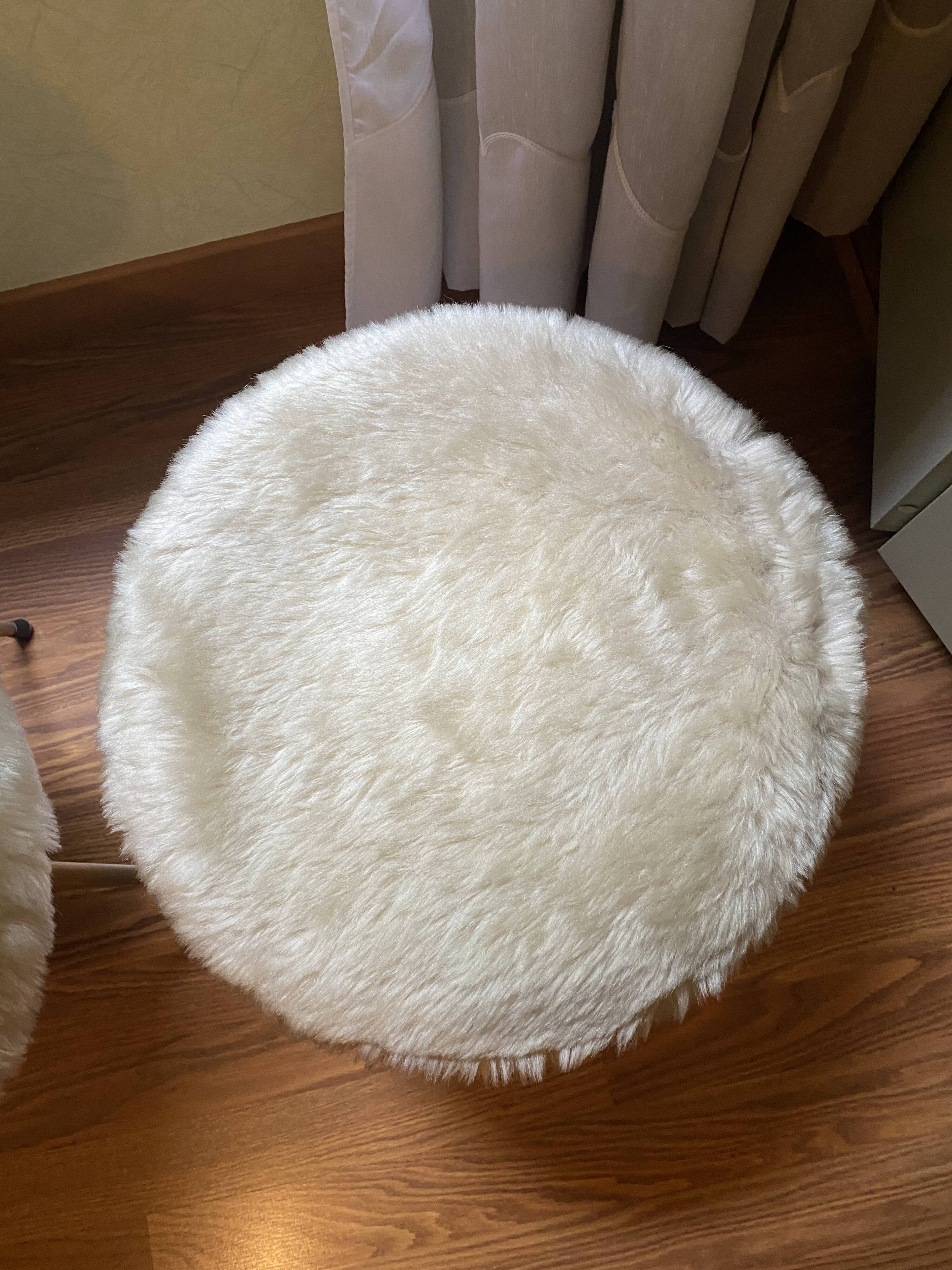 Lot 2 chaises et un pouf Pelfran