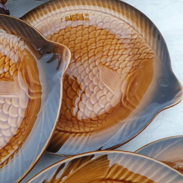 Sarreguemines / 11 assiettes en faïence forme poisson