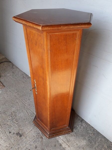 Wooden harness column - interior storage