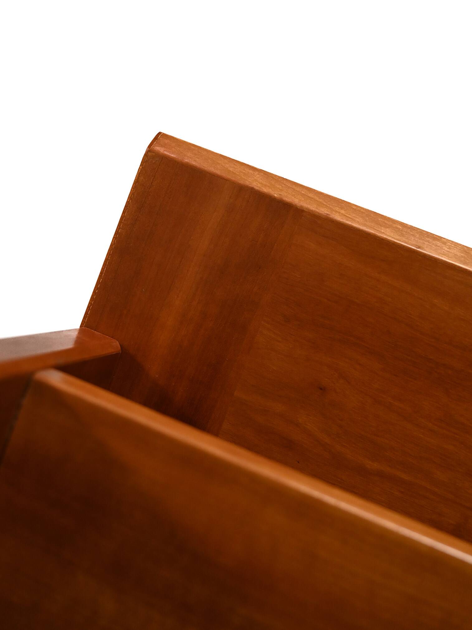 Libreria scandinava con sideboard e mensole a vista, anni 40/50