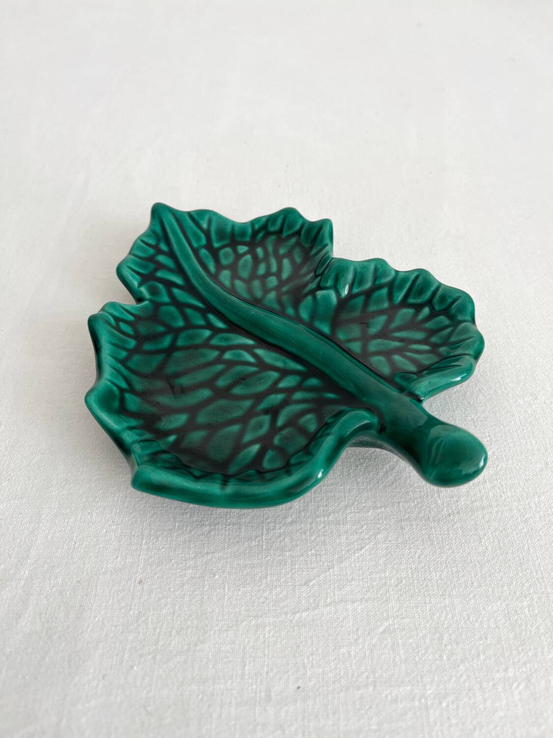 Vallauris green leaf slip bowl