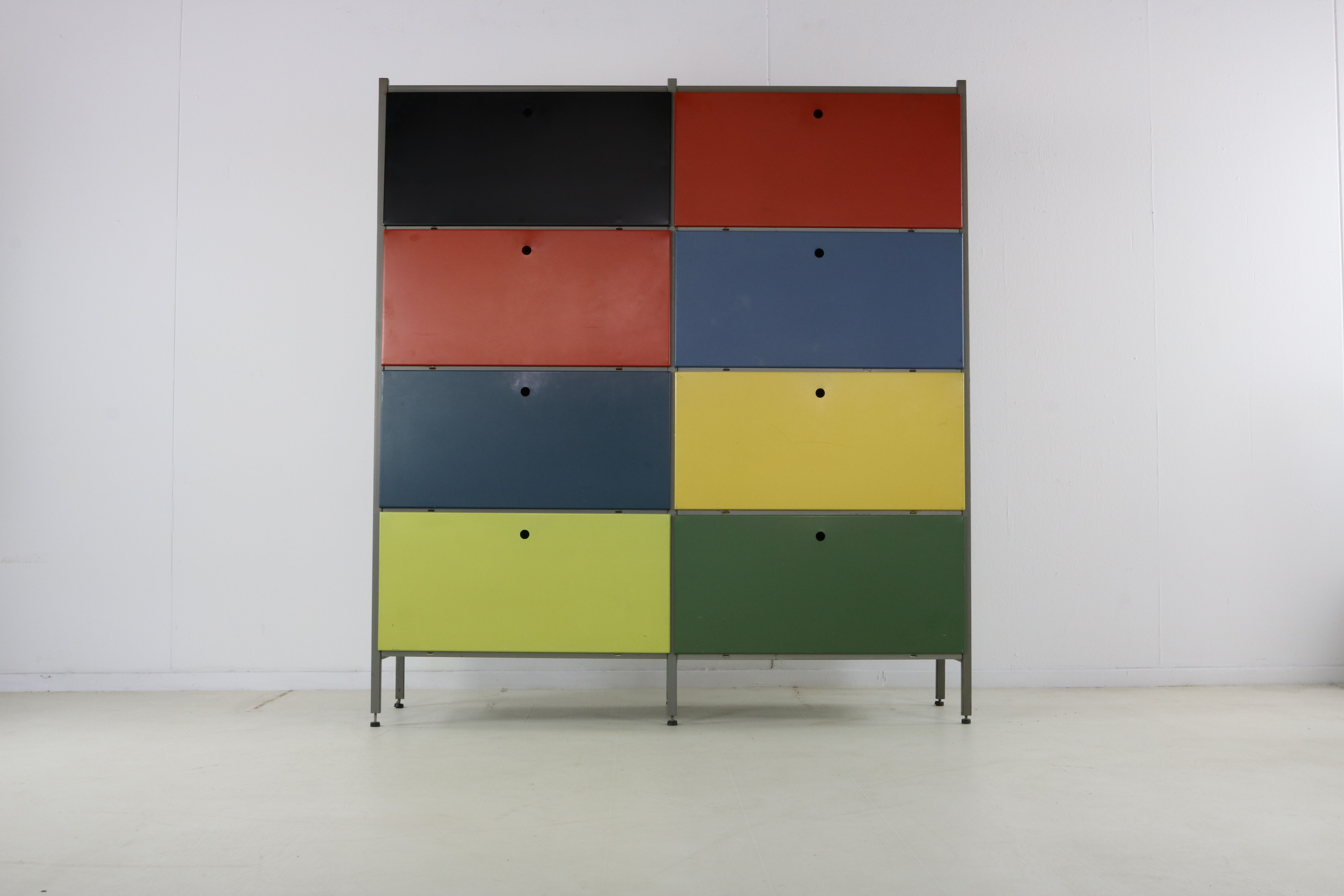 Rangement mural coloré des années 50 par Wim Rietveld pour Gispen